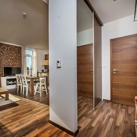 Family 32, House Oliver Lejlighed