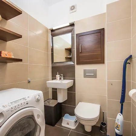 Family 32, House Oliver